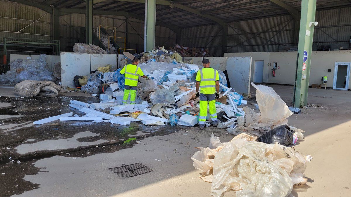 Équipe de TGE procédant au tri des déchets