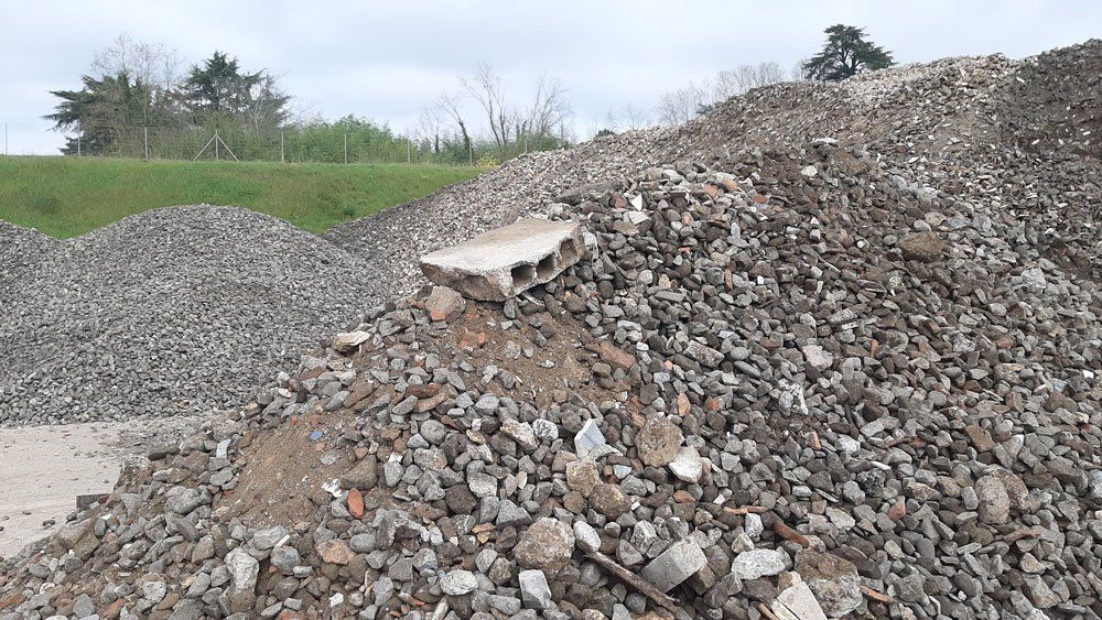 Tas de béton et de graviers
