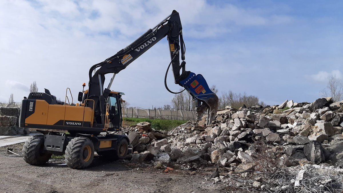 Tractopelle s'occupant des déchets bétons