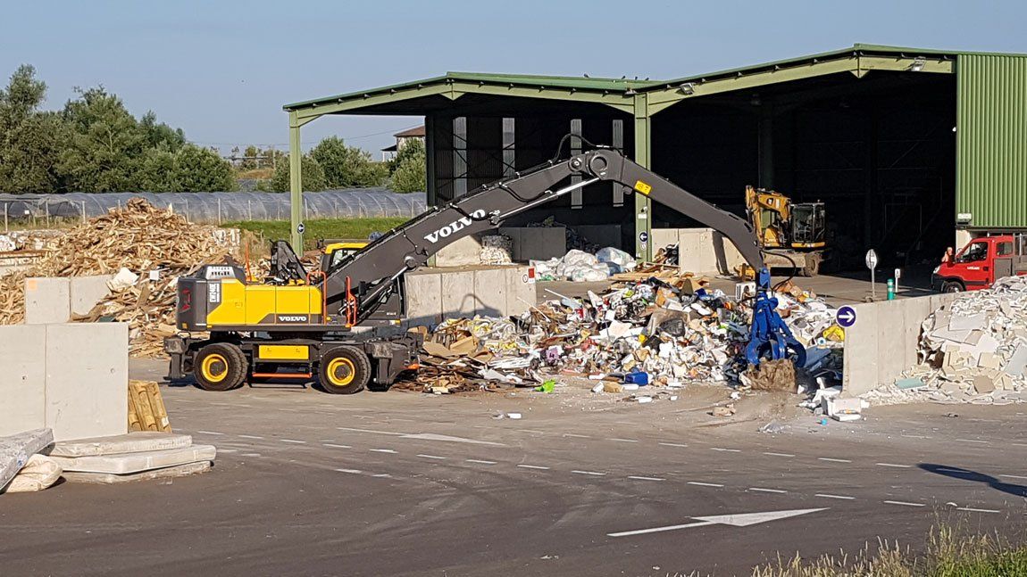 Déchèterie TGE avec un tractopelle