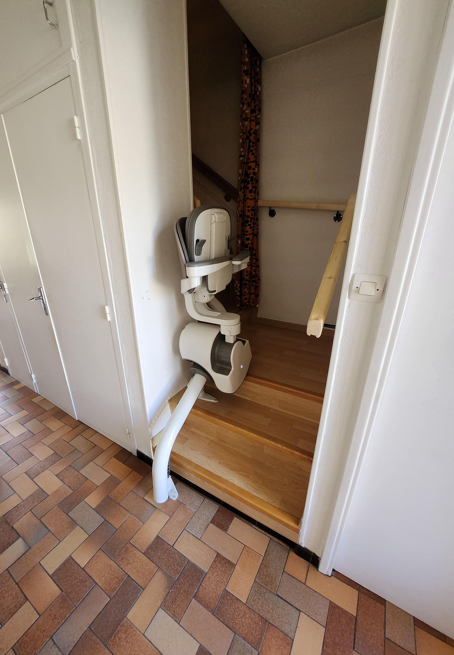 Monte-escalier courbé vu d'en bas.