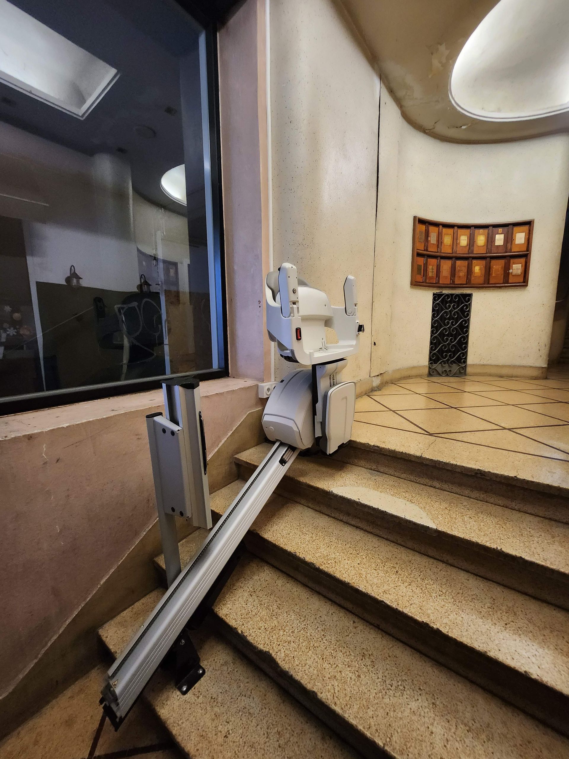 Monte-escalier court dans un hall d'immeuble.