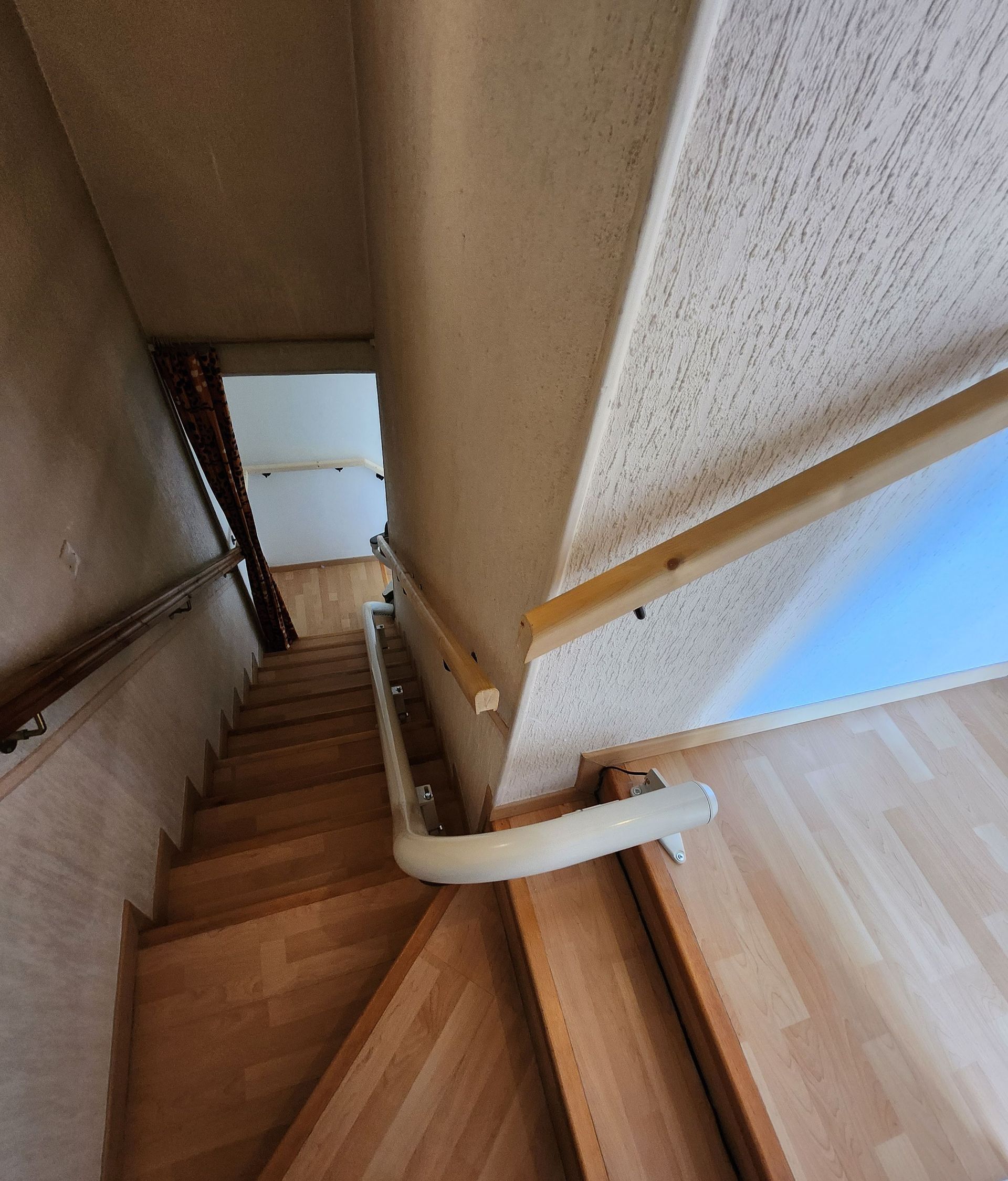 Monte-escalier courbé dans un couloir étroit.