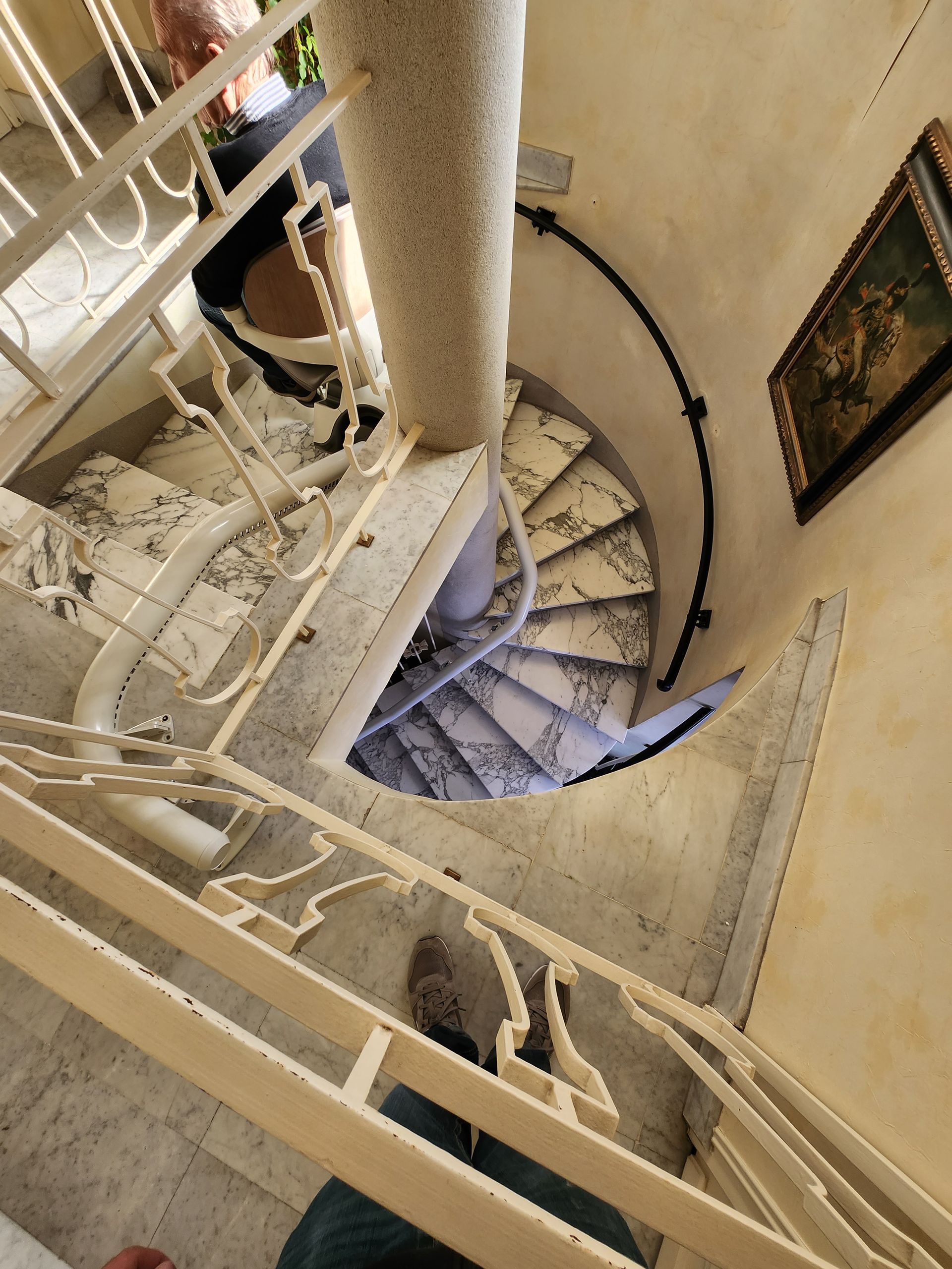 Monte-escalier courbé vue d'en haut.