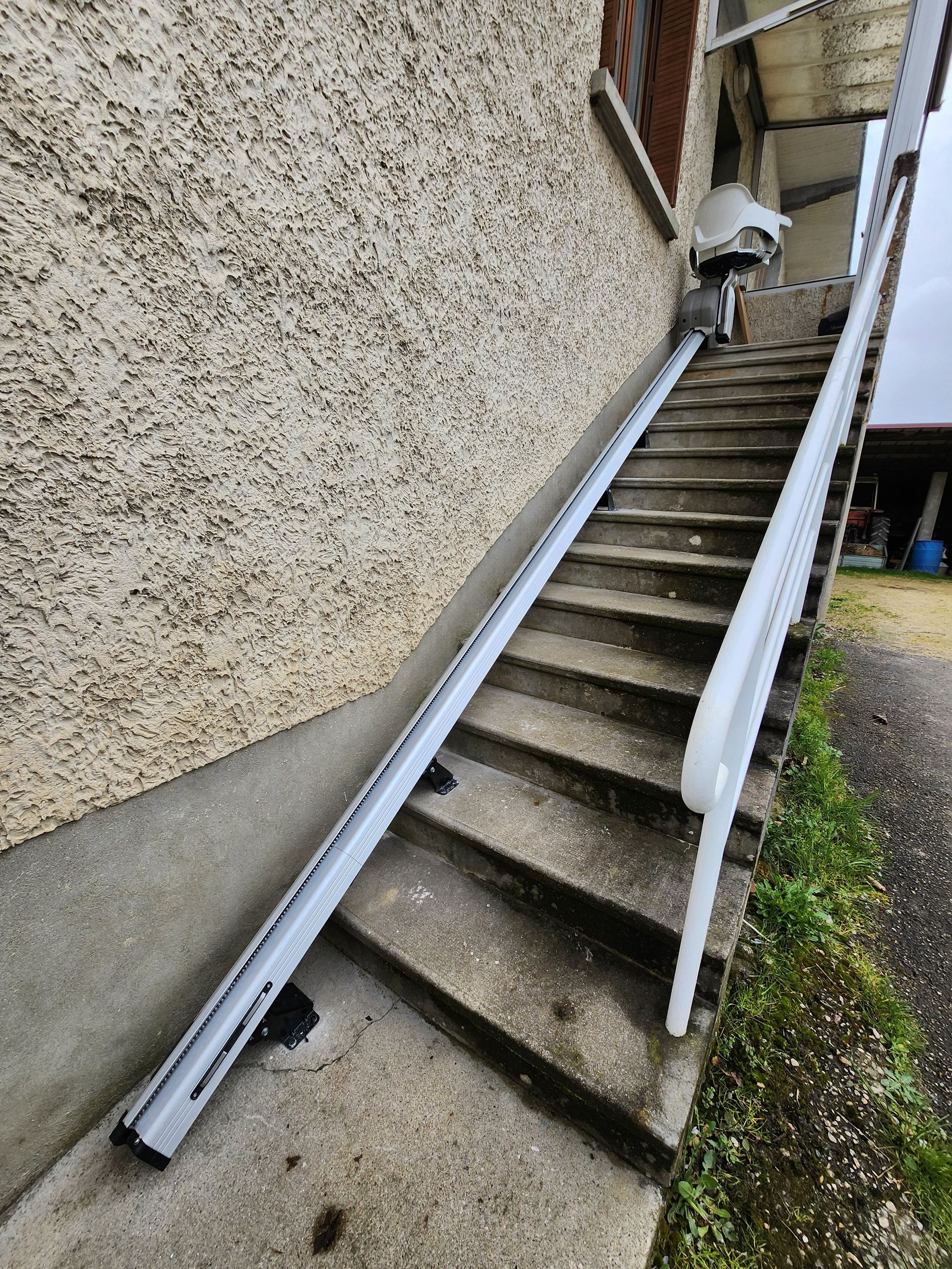 Monte-escalier extérieur et droit.