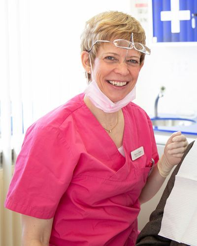 Zahnärztin Dr. med. dent. Martina Lampert, Frankfurt am Main, Zentrum, Holzhausenviertel, Eschersheimer Tor Landstraße, Team, professionell, Behandlungsablauf, Implantologie, Parodontologioe, Oralchirurgie, Qualitätsmanagement, Prophylaxehelferin, OP-Assistenz, Curriculum Vitae, Zertifikate, Publikationen, Mitgliedschaften