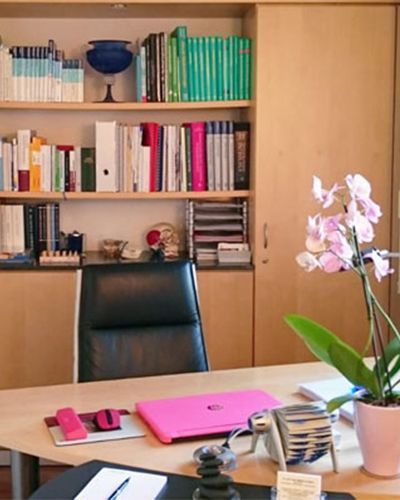 Zahnärztin Dr. med. dent. Martina Lampert, Frankfurt am Main, Zentrum, Holzhausenviertel, Eschersheimer Tor Landstraße, Team, professionell, Behandlungsablauf, Implantologie, Parodontologioe, Oralchirurgie, Qualitätsmanagement, Prophylaxehelferin, OP-Assistenz, Curriculum Vitae, Zertifikate, Publikationen, Mitgliedschaften