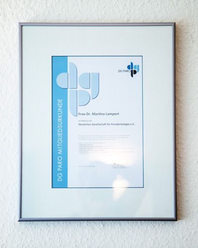 Zahnärztin Dr. med. dent. Martina Lampert, Frankfurt am Main, Zentrum, Holzhausenviertel, Eschersheimer Tor Landstraße, Team, professionell, Behandlungsablauf, Implantologie, Parodontologioe, Oralchirurgie, Qualitätsmanagement, Prophylaxehelferin, OP-Assistenz, Curriculum Vitae, Zertifikate, Publikationen, Mitgliedschaften