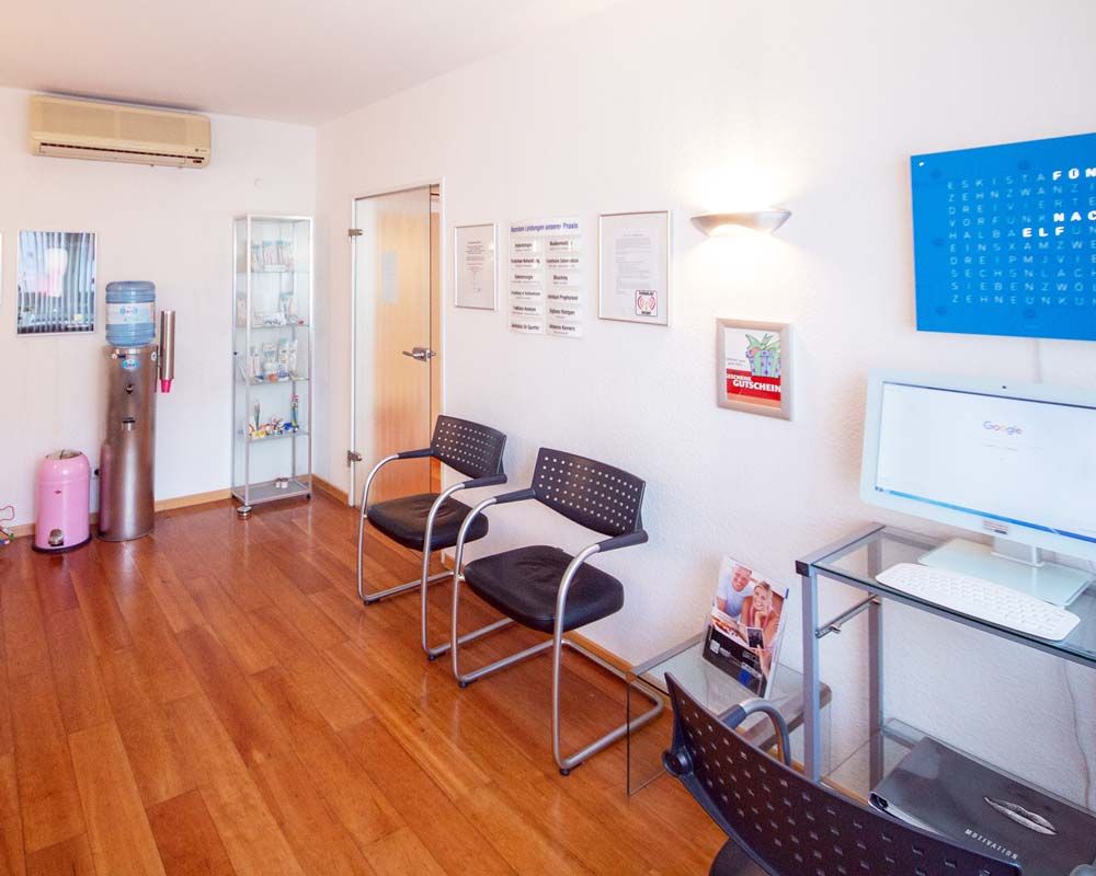 Zahnärztin Dr. med. dent. Martina Lampert, Frankfurt am Main, Zentrum, Holzhausenviertel, Eschersheimer Tor Landstraße, Wartezimmer, Getränke, WLAN, Internet, Smartphone, Notebook, Service