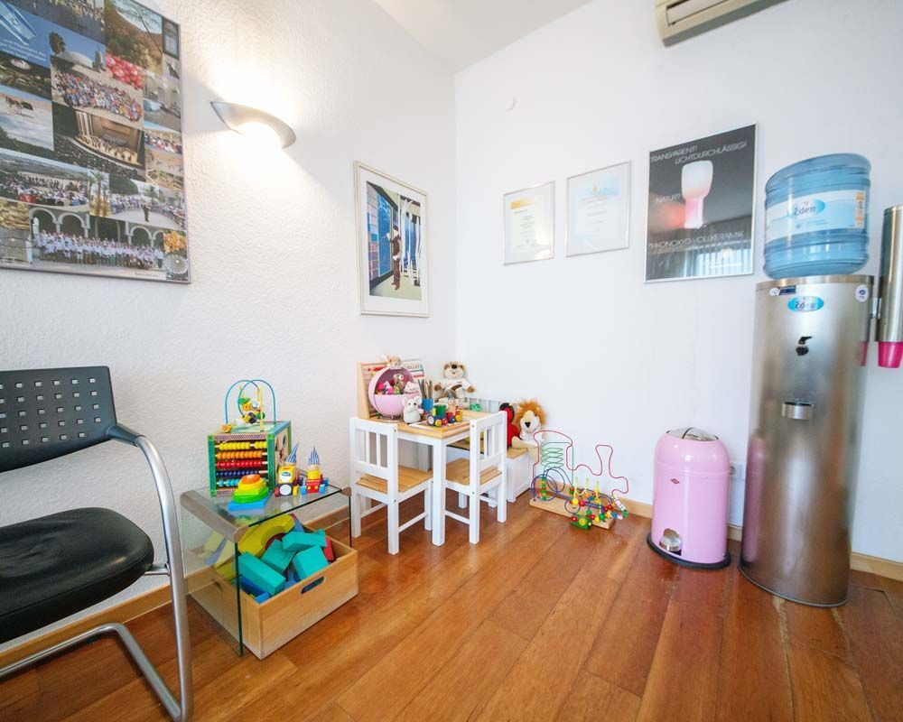 Zahnärztin Dr. med. dent. Martina Lampert, Frankfurt am Main, Zentrum, Holzhausenviertel, Eschersheimer Tor Landstraße, Wartezimmer, Getränke, WLAN, Internet, Smartphone, Notebook, Service