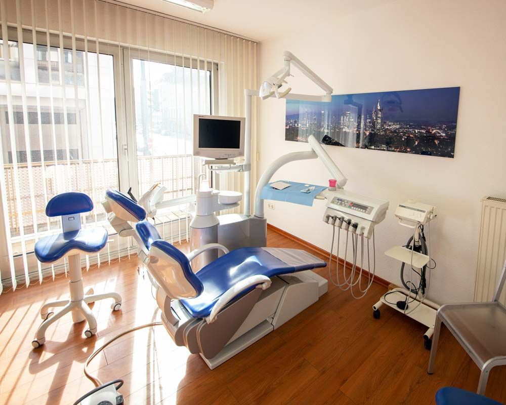 Zahnärztin Dr. med. dent. Martina Lampert, Frankfurt am Main, Zentrum, Holzhausenviertel, Eschersheimer Tor Landstraße, Erfolgskontrolle, Behandlungstechnik, Dentaltechnik, Musiker, Holz, Blechbläser, Sänger, Zahn, Kassenpatienten, privat, Zuzahler, Röntgenraum