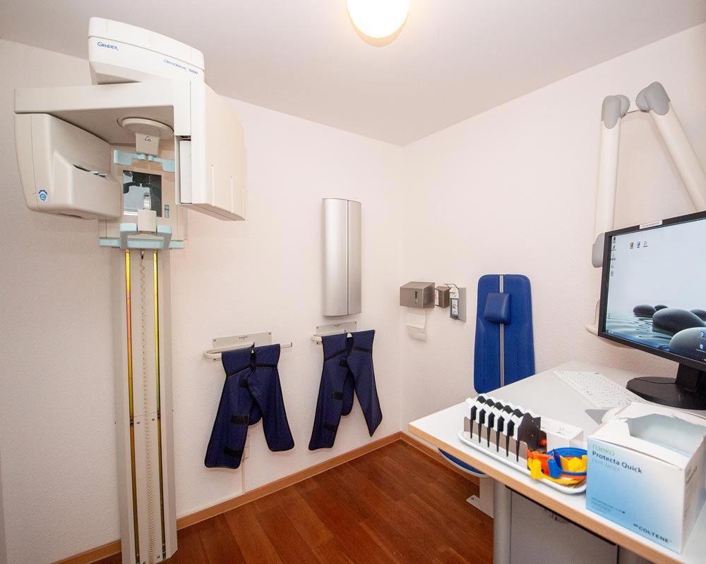 Zahnärztin Dr. med. dent. Martina Lampert, Frankfurt am Main, Zentrum, Holzhausenviertel, Eschersheimer Tor Landstraße, Erfolgskontrolle, Behandlungstechnik, Dentaltechnik, Musiker, Holz, Blechbläser, Sänger, Zahn, Kassenpatienten, privat, Zuzahler, Röntgenraum