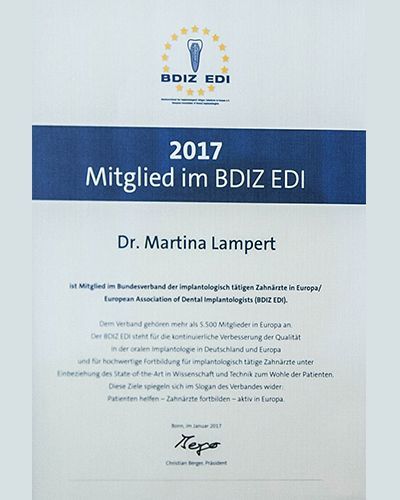 Zahnärztin Dr. med. dent. Martina Lampert, Frankfurt am Main, Zentrum, Holzhausenviertel, Eschersheimer Tor Landstraße, Team, professionell, Behandlungsablauf, Implantologie, Parodontologioe, Oralchirurgie, Qualitätsmanagement, Prophylaxehelferin, OP-Assistenz, Curriculum Vitae, Zertifikate, Publikationen, Mitgliedschaften