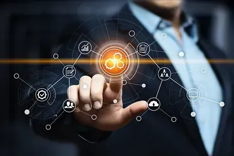 Un hombre con traje está presionando un botón en una pantalla virtual.