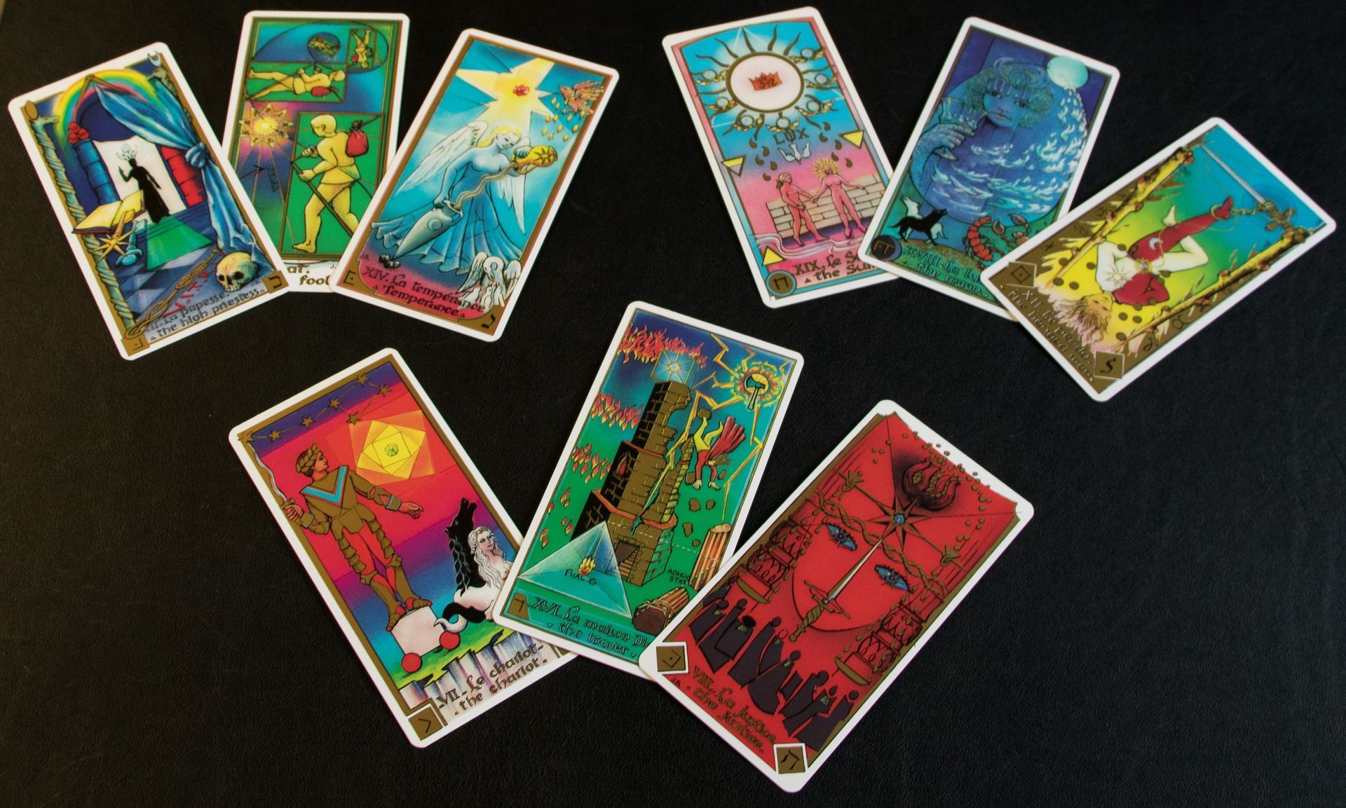 Cartes de tarot colorées éparpillées sur une surface sombre