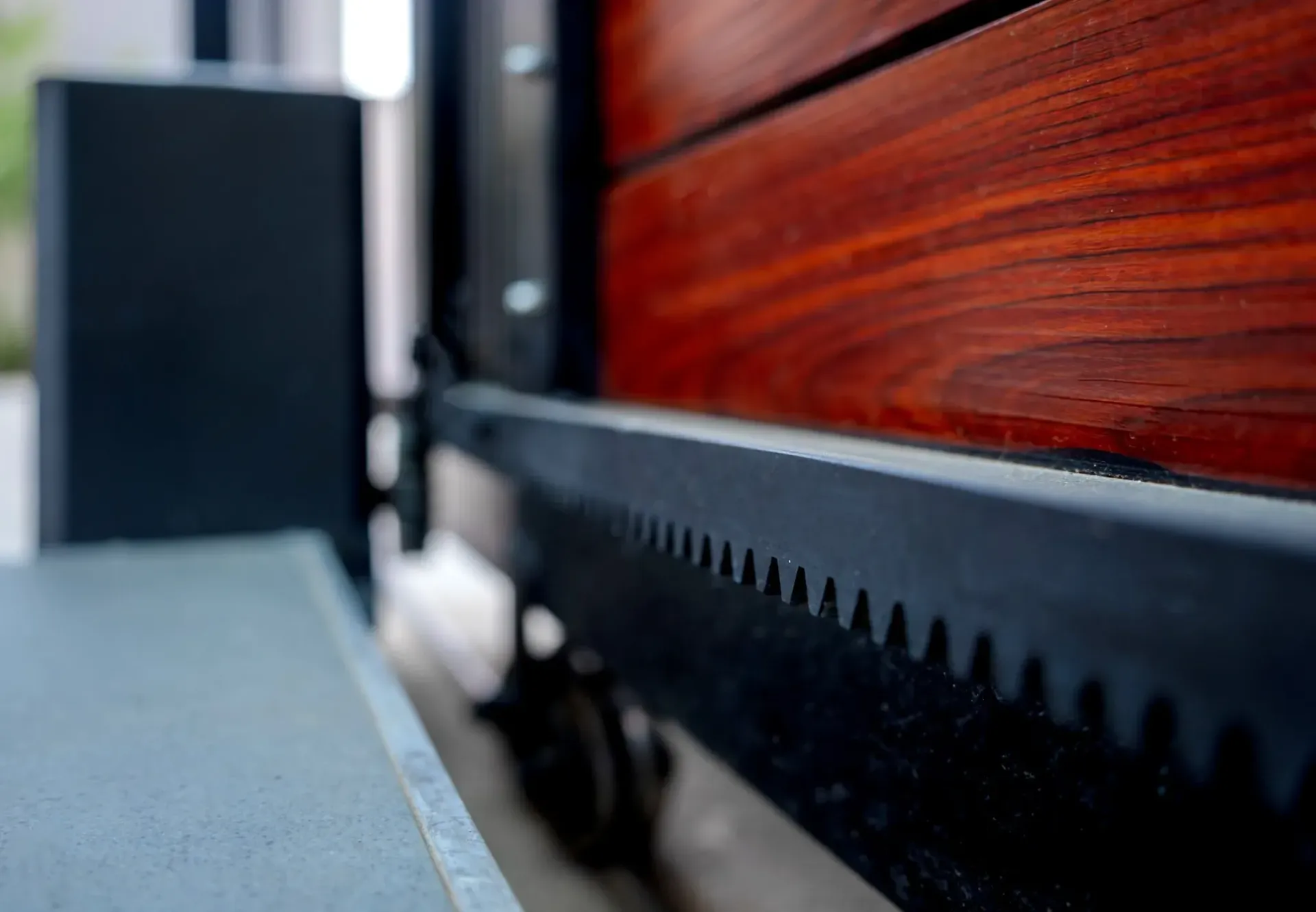 Primer plano del sistema de engranajes de una puerta. 