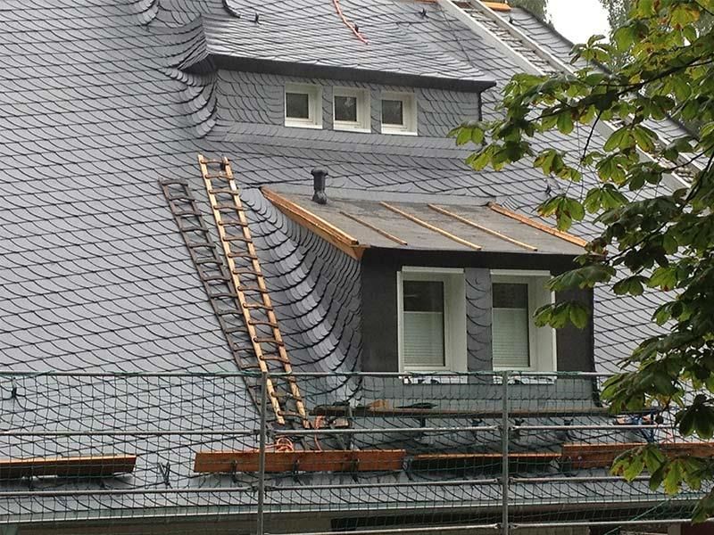 Ein Dach mit einem Fenster und einer Leiter darauf