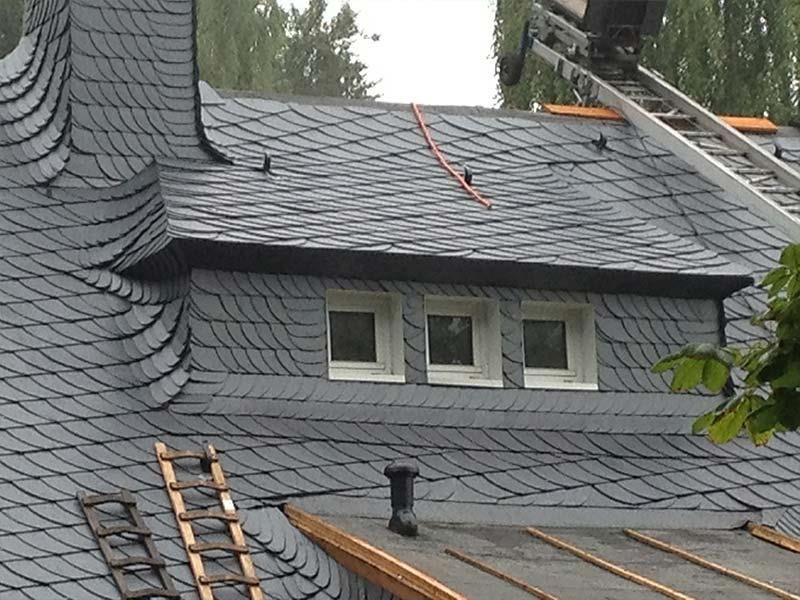 Ein Dach mit einem Fenster und einer Leiter darauf