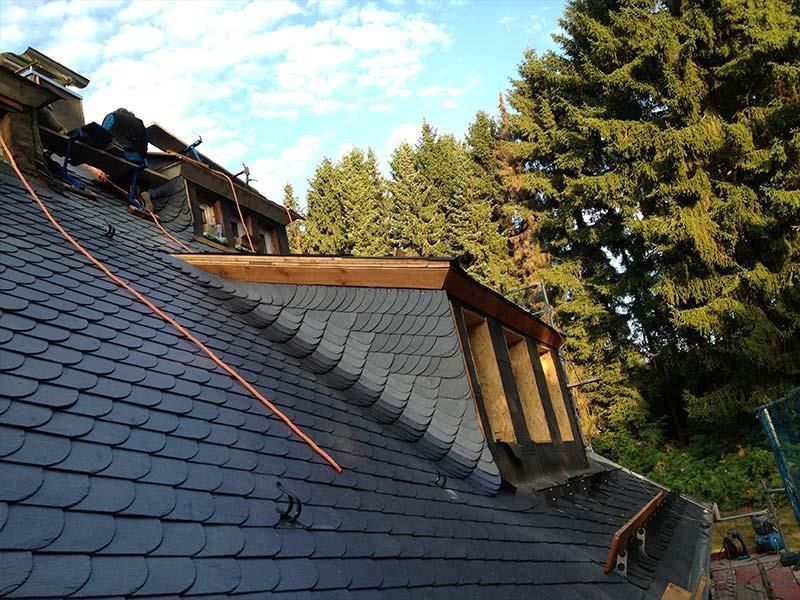 Ein Dach mit Schieferziegeln und einem Fenster darauf