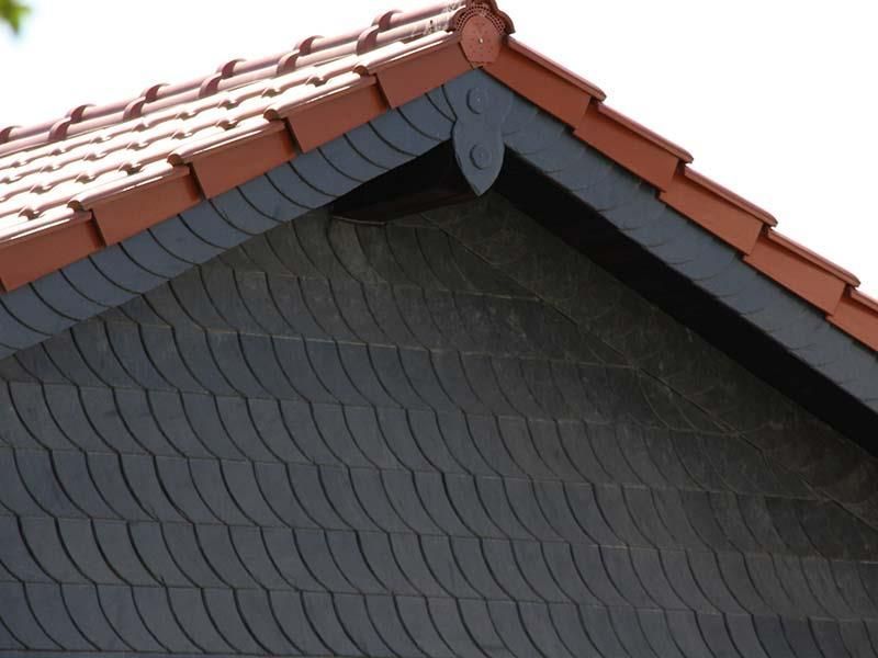 Eine Nahaufnahme eines Daches mit Schindeln darauf