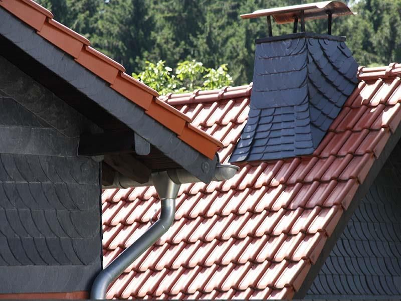 Ein Dach mit einem Schornstein darauf