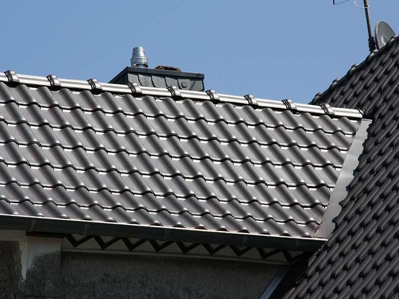 Ein Dach mit einem Schornstein darauf