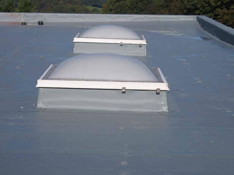 Auf dem Dach eines Gebäudes gibt es zwei Oberlichter.