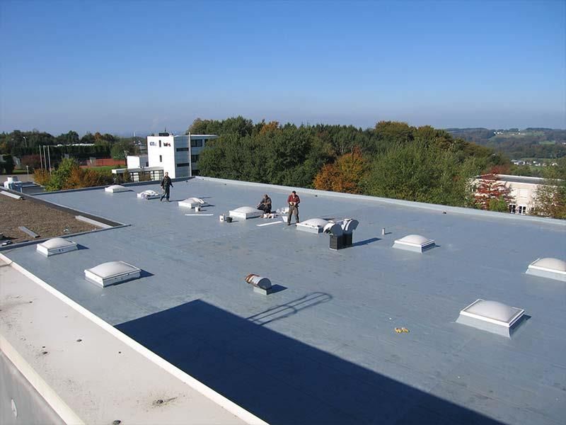 Eine Gruppe von Menschen steht auf dem Dach eines Gebäudes