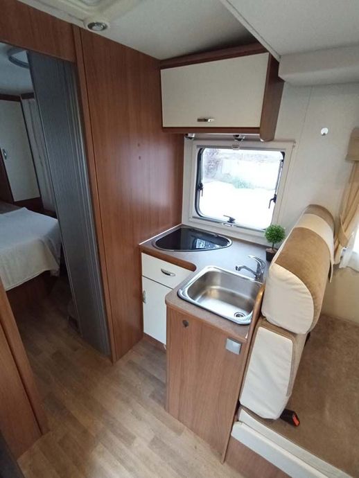 Una cocina en una caravana con fregadero y estufa.