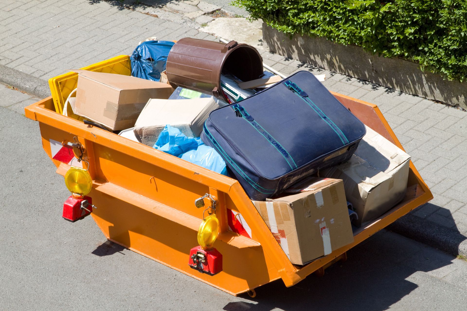 Zu entsorgende Gegenstände liegen nach einer Entrümpelung in Hildesheim in einem Container bereits zur Entsorgung.