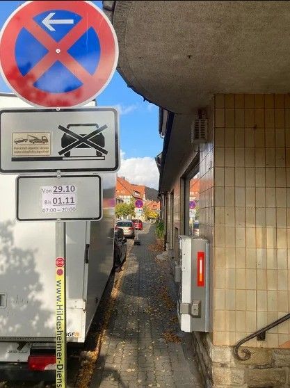 Ein Schild auf einer Straße, das ein Halteverbot in Hildesheim anzeigt.
