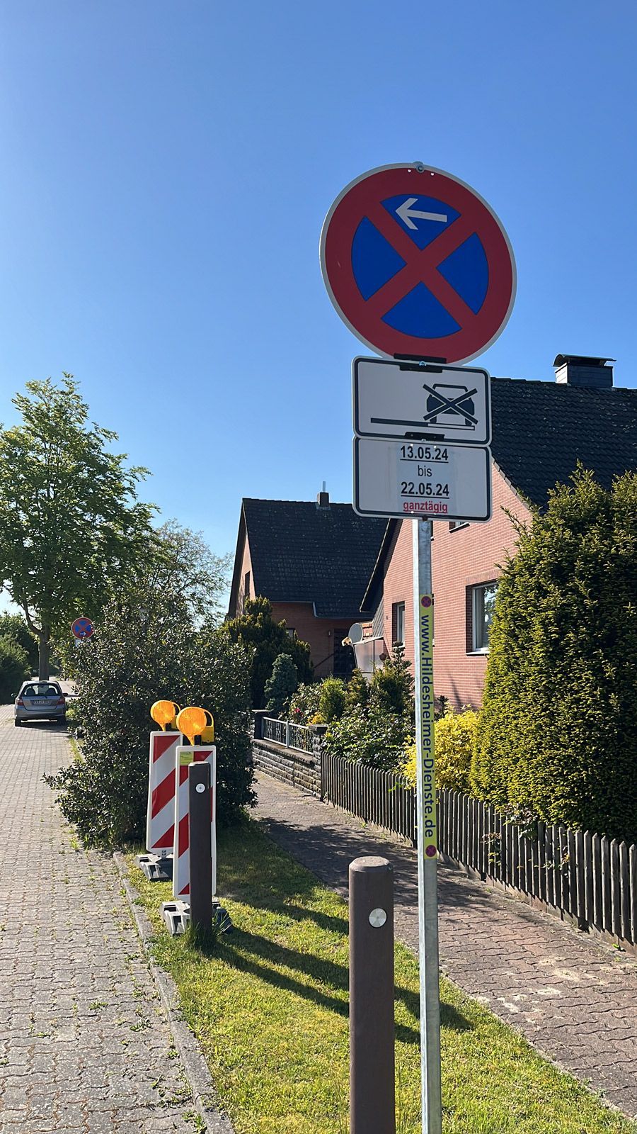 Am Straßenrand steht ein Parkverbotsschild.