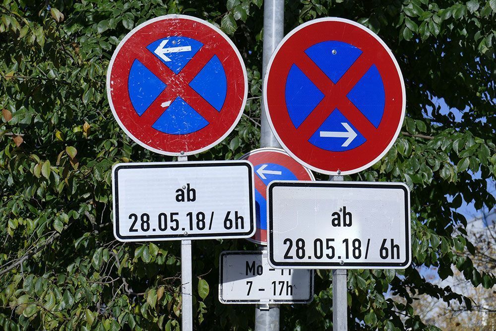 Zwei Schilder, die nebeneinander stehen und ein Halteverbot für einen Umzug in Hildesheim anzeigen.