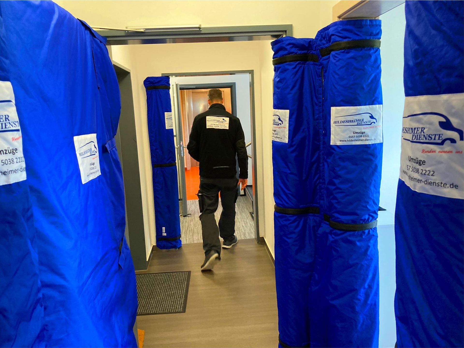 Wiederverwertbare Tür- und Kantenschoner unseres Umzugsunternehmens Hildesheim in Wohnung angebracht.