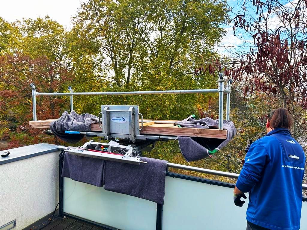 Möbeltransport von einer Terrasse von unserem Umzugsunternehmen in Hildesheim.