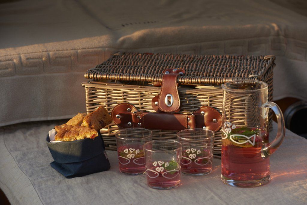 Delizioso Cestino Mediterraneo per un piacevole picnic sul lago