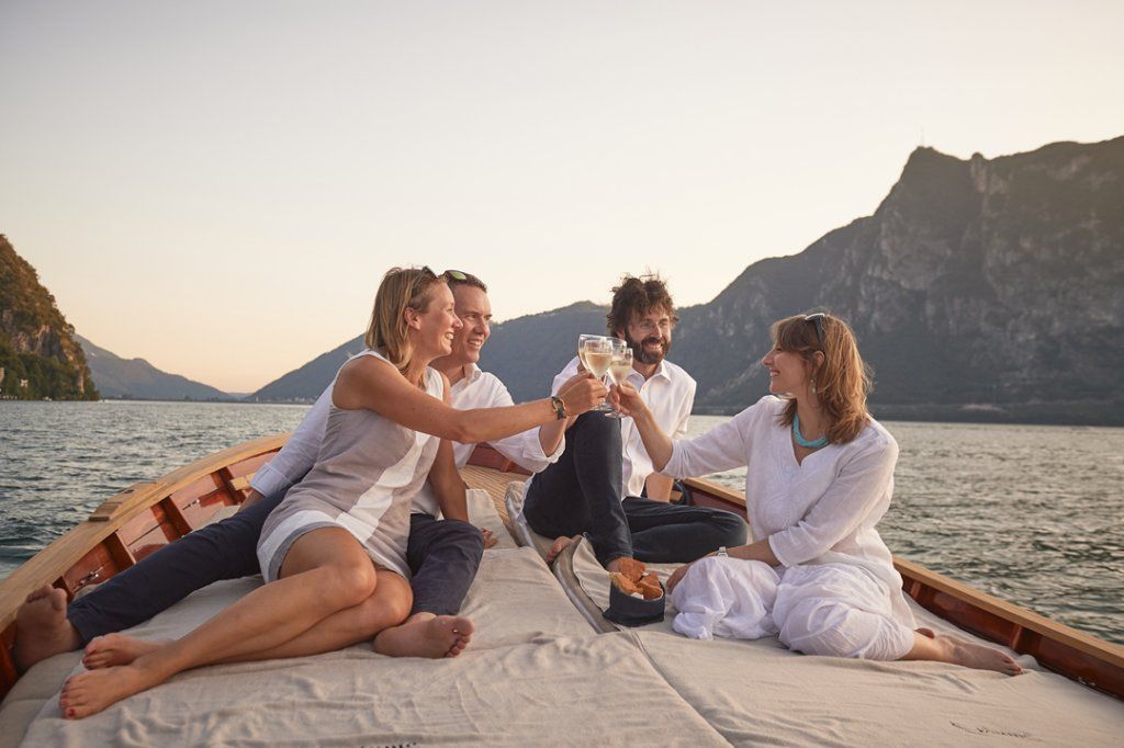 Brindare insieme e assaporare piacevoli momenti tra le onde