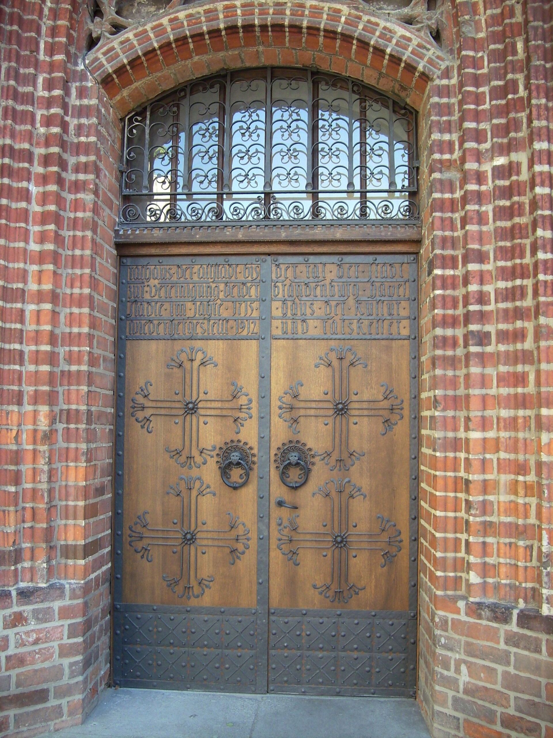 Aufarbeitung von Außentüren – Rathaus Brandenburg an der Havel