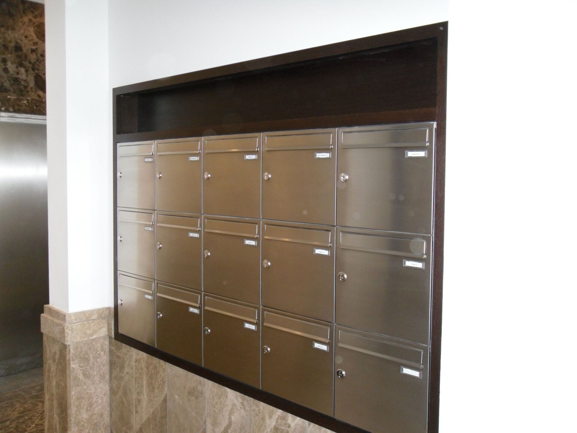 Innenausbau – Wandverkleidungen & Briefkastenanlage Rosengärten Berlin