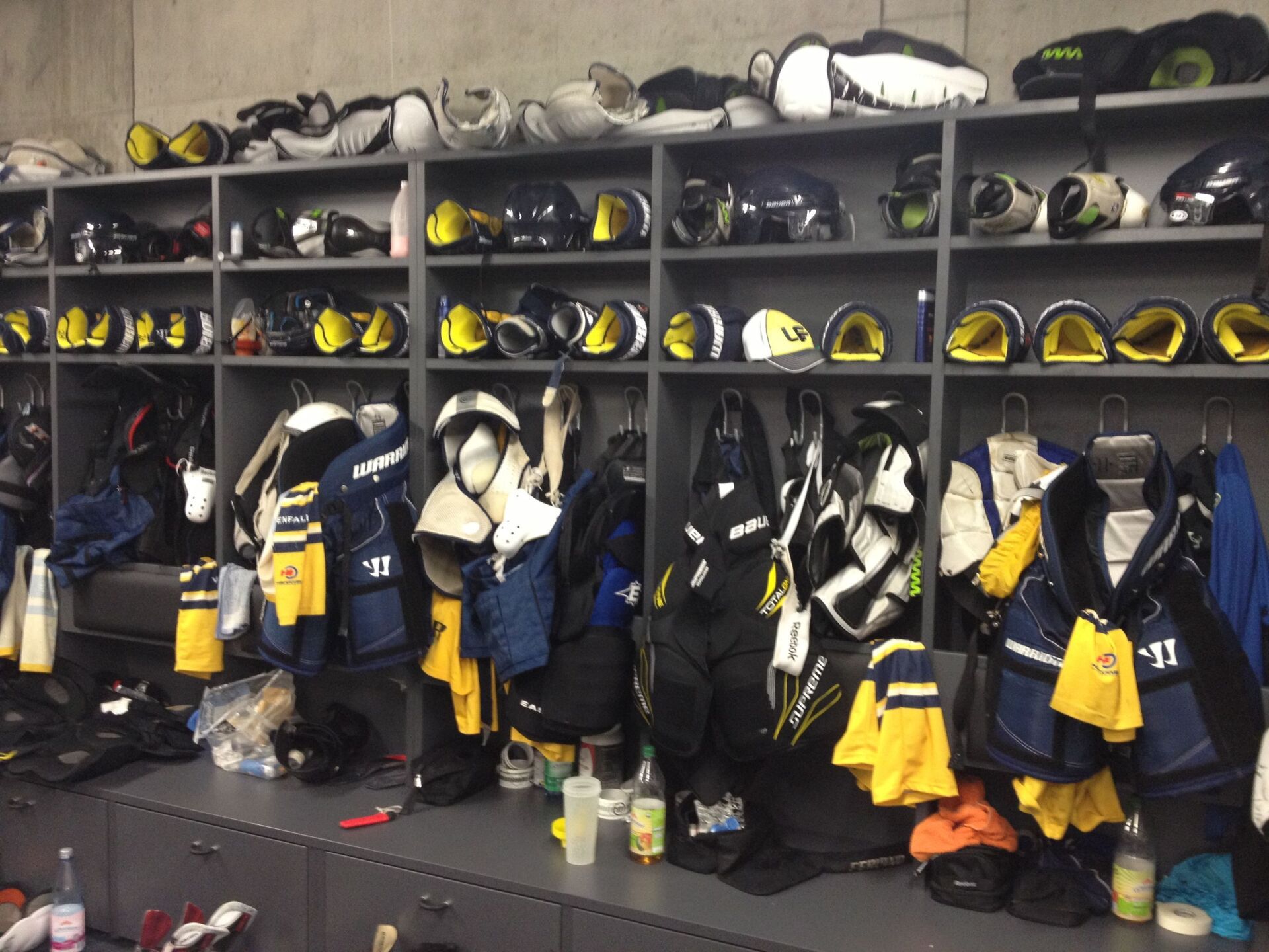 Möbelbau – Vitrine Eisarena Weißwasser