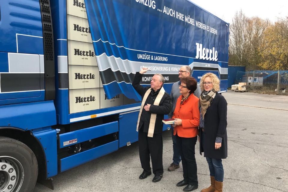 Personen vor einem Lkw vom Herrle e.K.