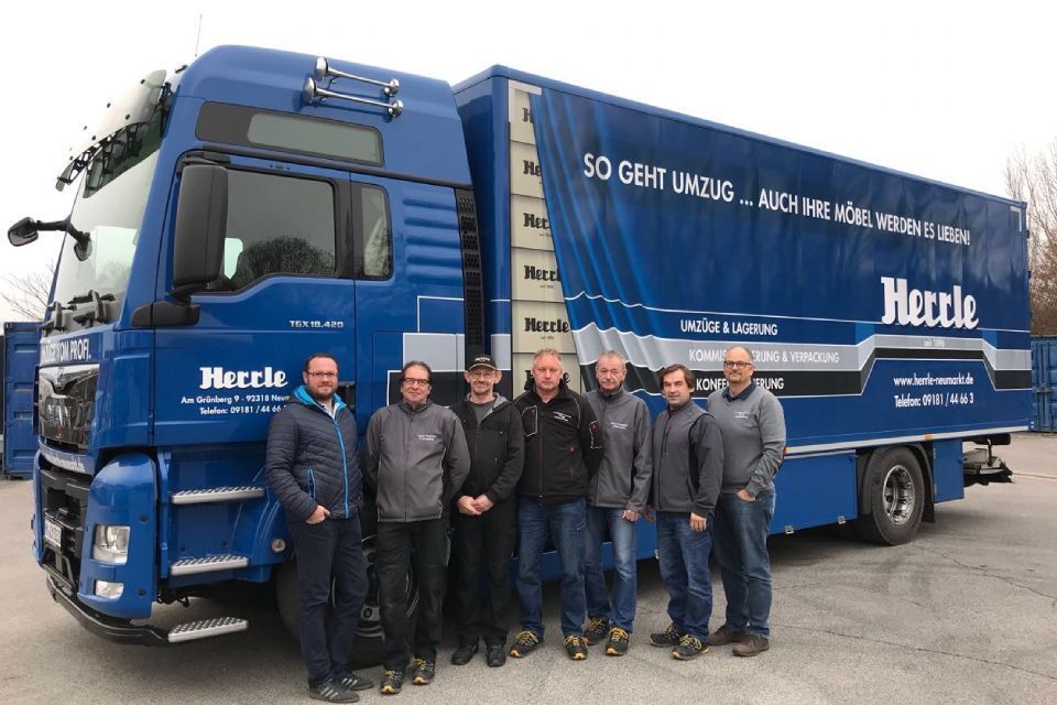 Team vor einem Lkw vom Herrle e.K.