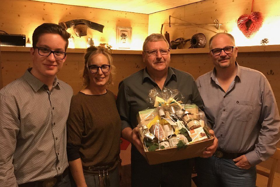Personen mit Geschenkkorb, Herrle e.K.