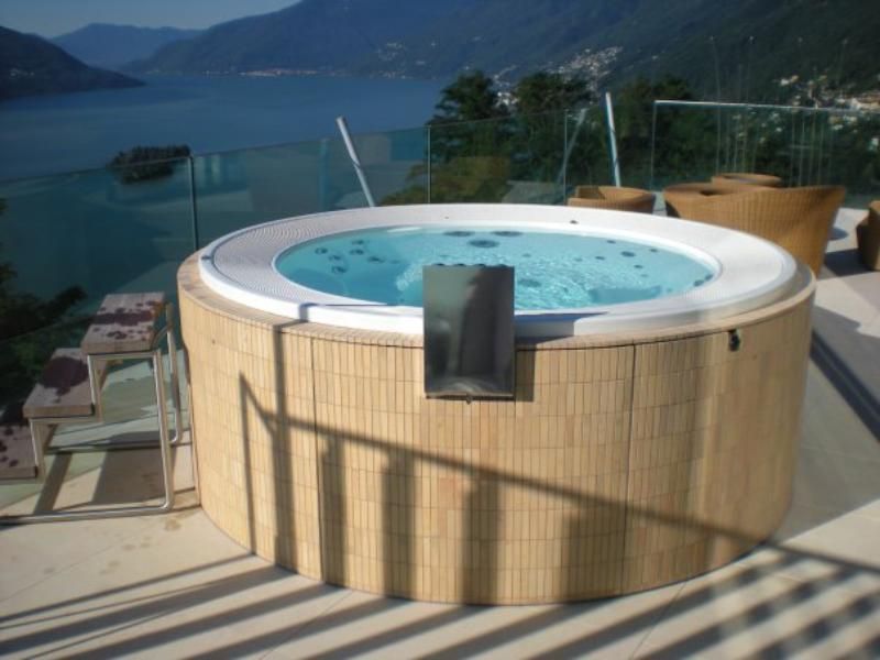 Vasca in terrazza vista lago