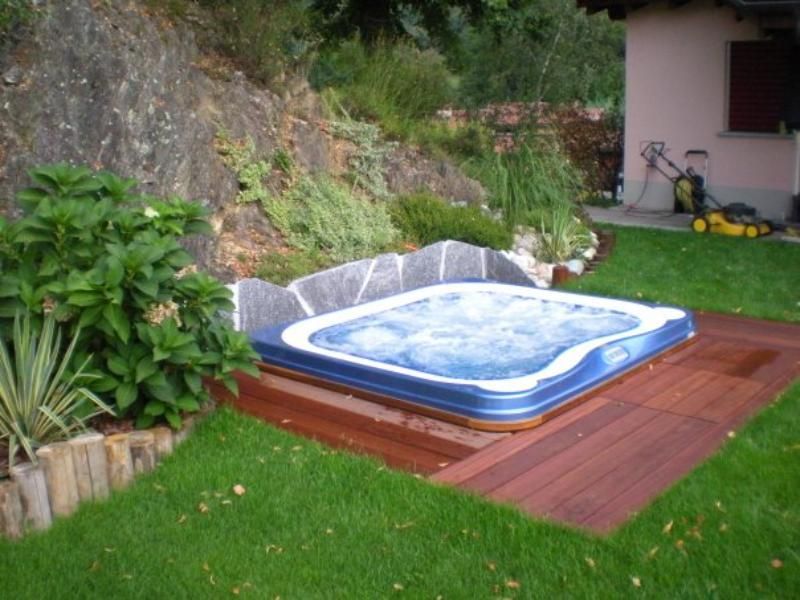 Vasca idromassaggio in giardino