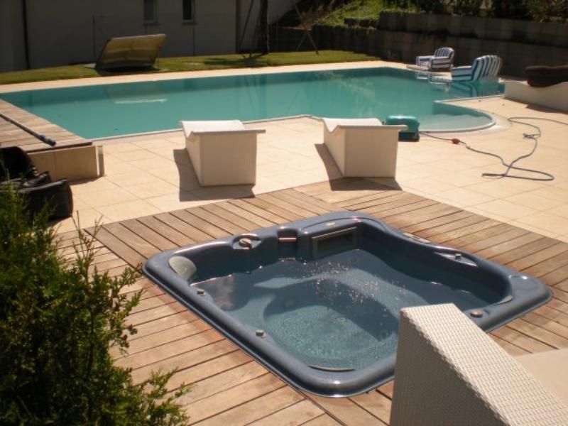 Vasca idromassaggio accanto a piscina