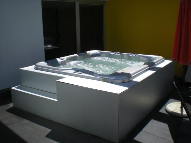 Vasca idromassaggio bianca