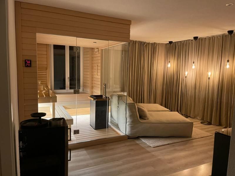 Sauna di design all'interno di una camera