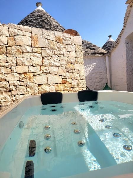 Piscina all'aperto con vistra trullo