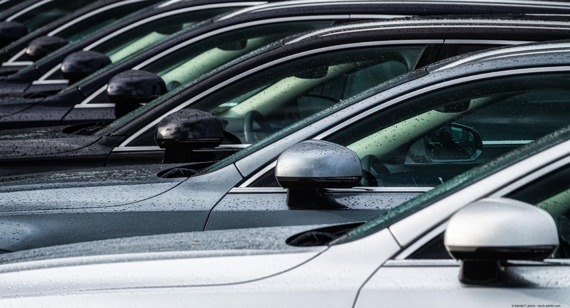 eine Reihe von Autos